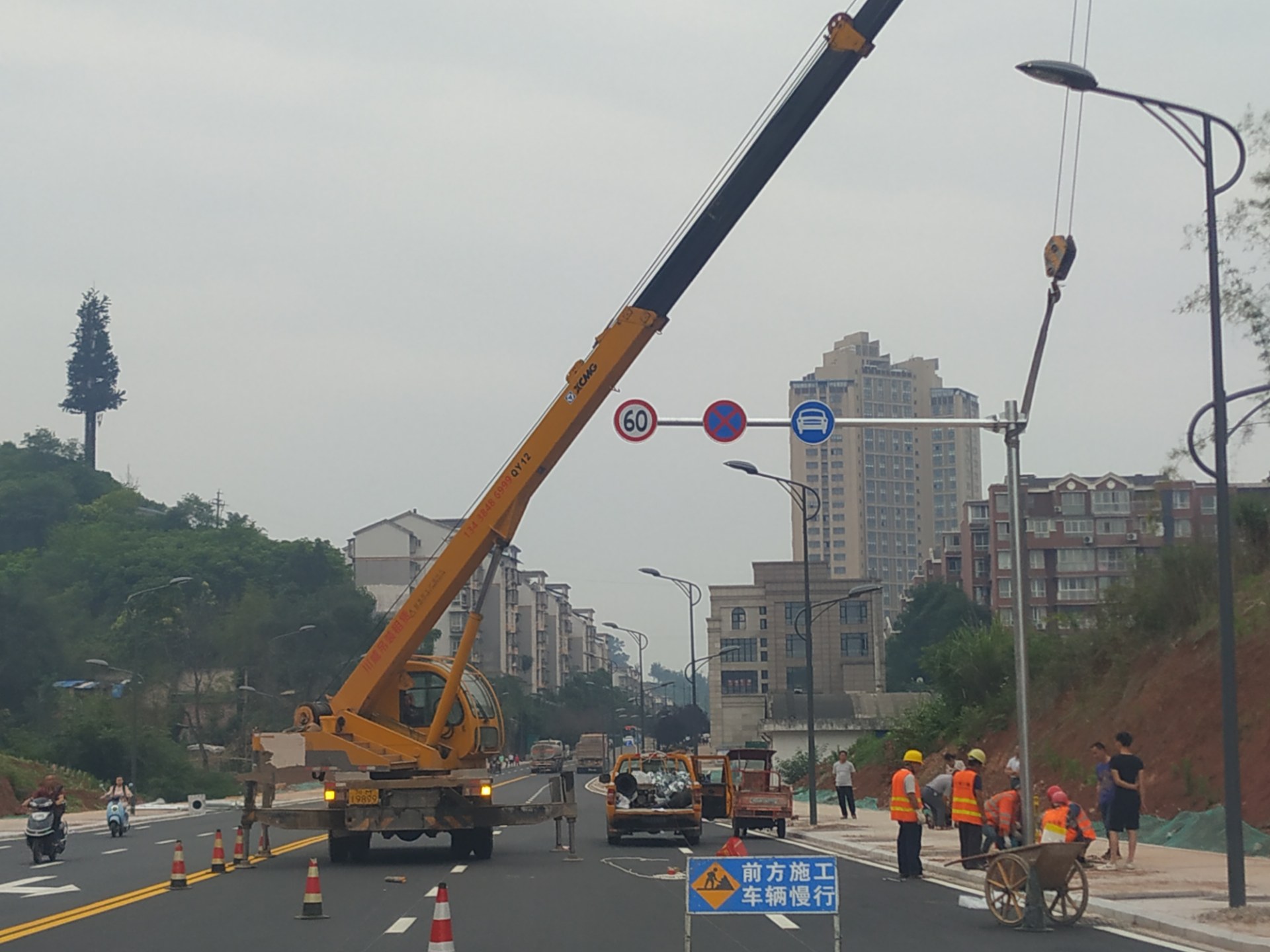 资阳公园路延伸段大型吊车占道施工,请前往资阳中学考点接考生的车辆