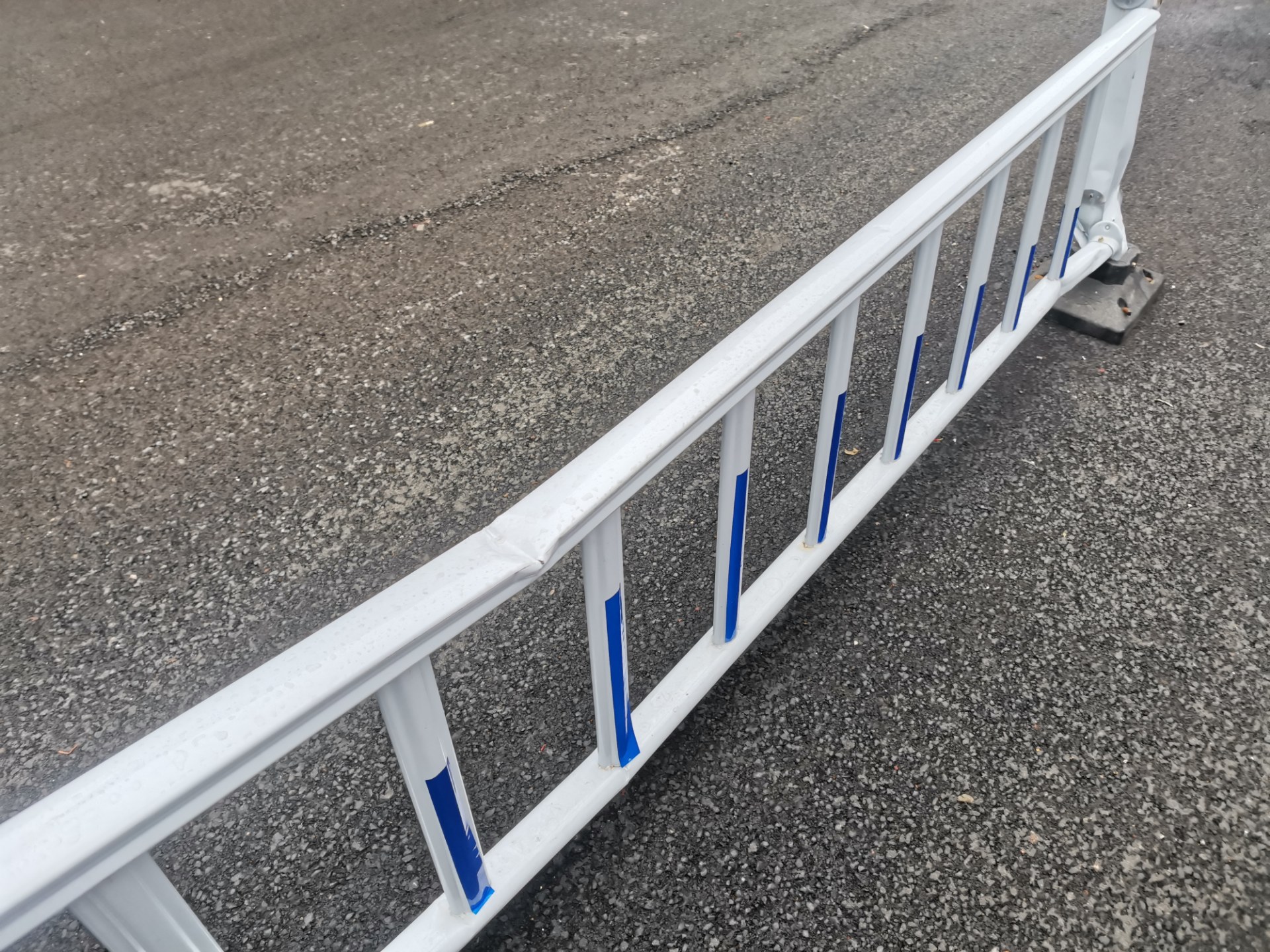 【小草原创】乐百惠超市门口街道上的隔离栏,才几天就严重损坏