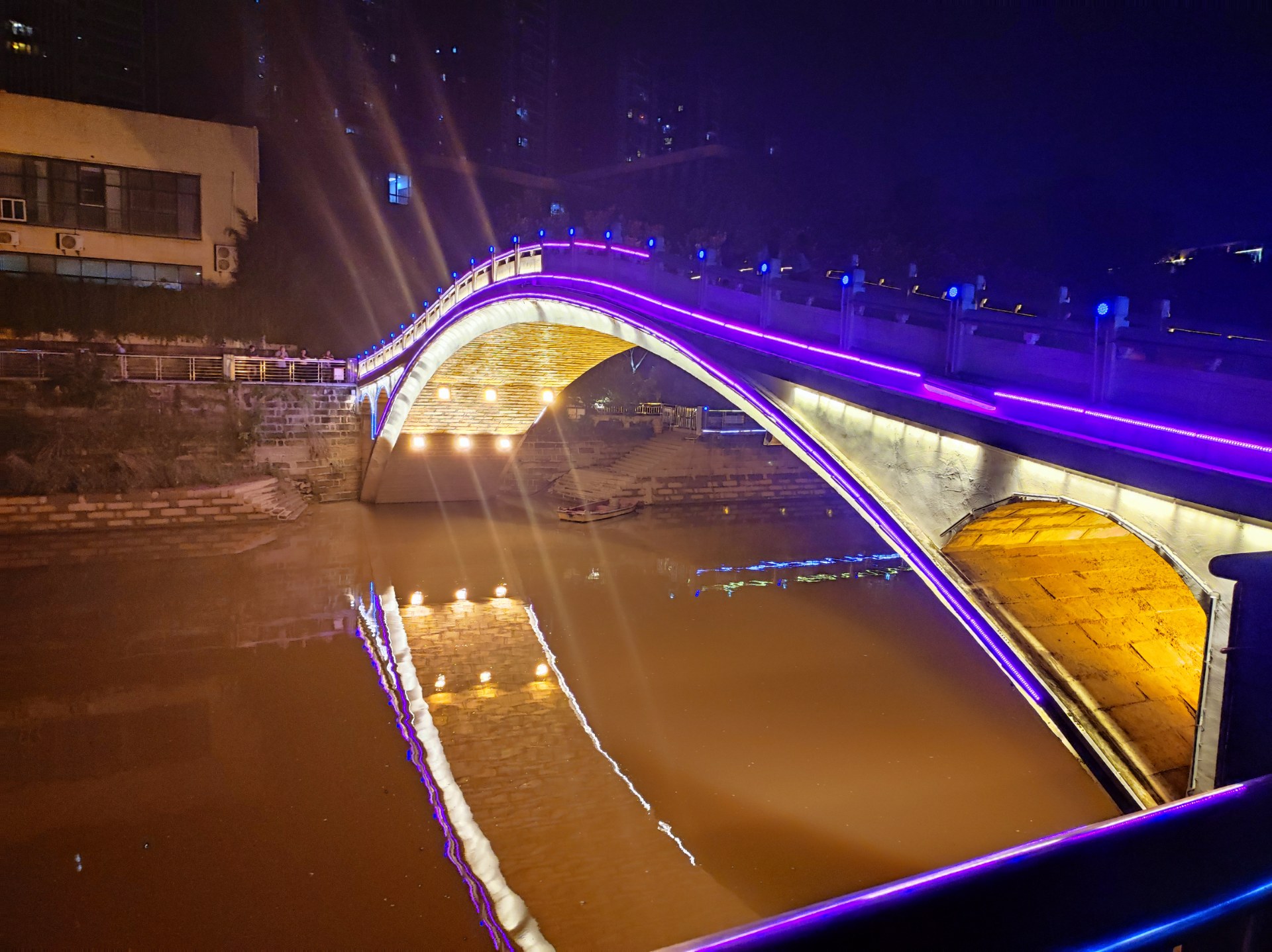 夜晚的资阳彩虹桥如梦似幻,美轮美奂!