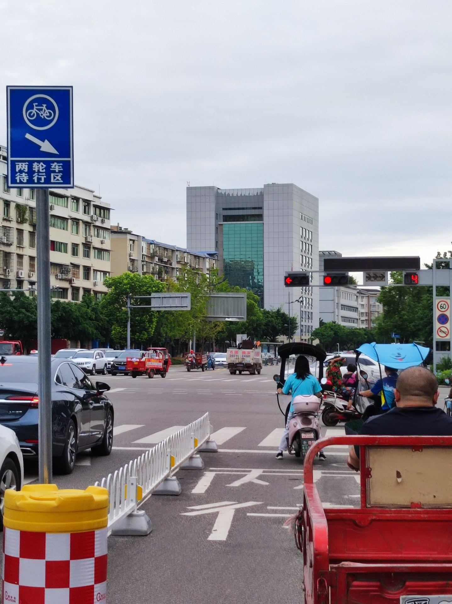 资阳松涛路和仁德西路交汇十字路口,红绿灯路口增设隔离栏,实行机动车