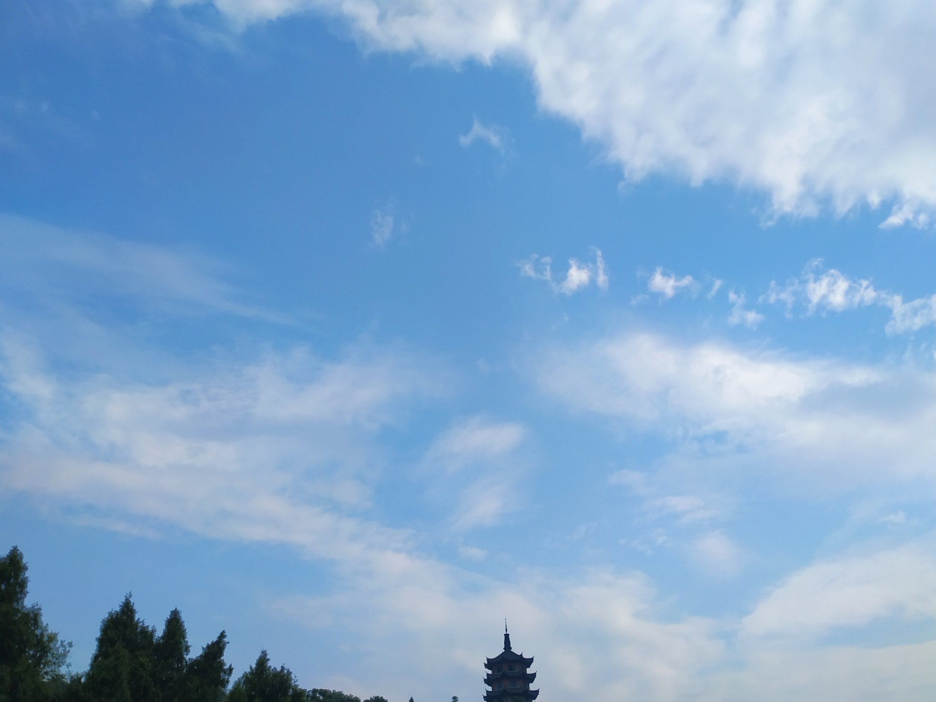 雨过天晴后的天空仿佛被洗过一般,格外美丽!