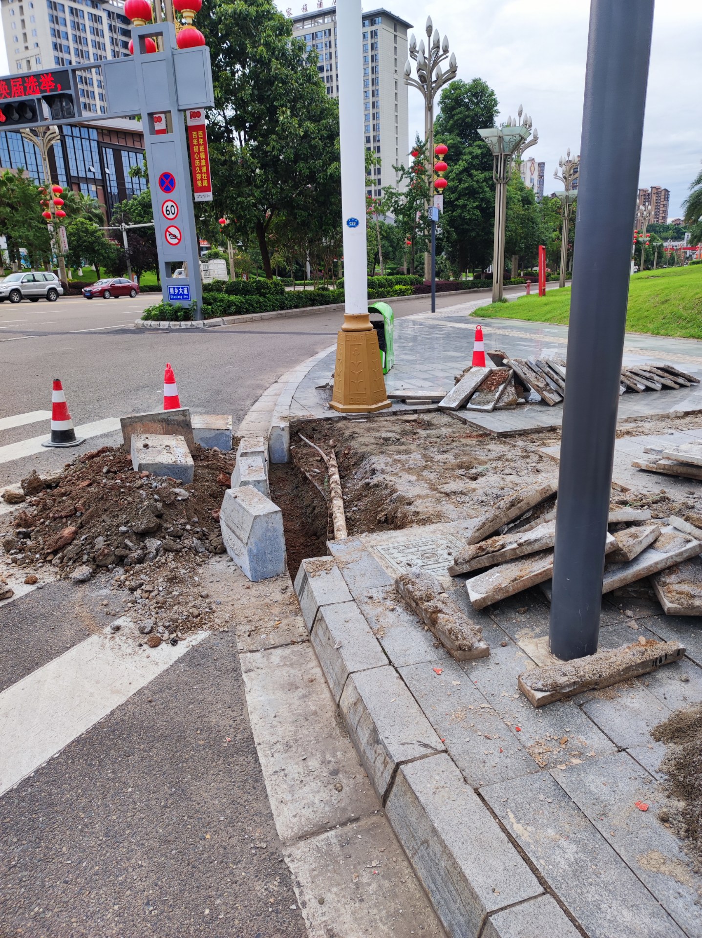 资阳圣高广场对面人行道正在修建无障碍坡道,路过的行人注意不要踩到