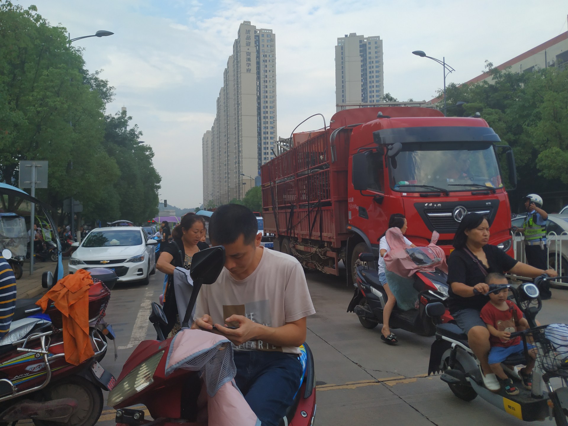 放学时间有大货车通行,交警必会前来守护学生安全!