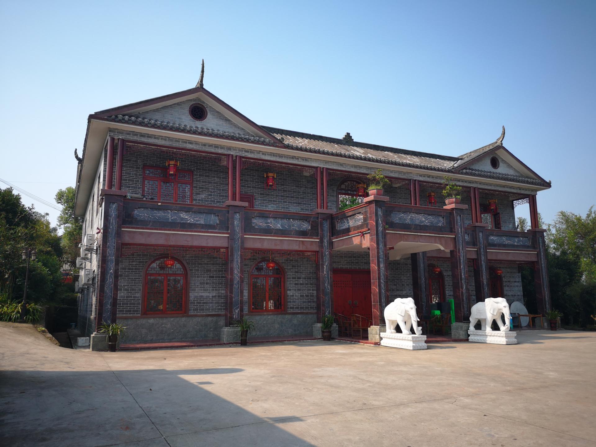 隆昌谢家大院私宅的建筑雕塑牌坊等多少能给人以启示