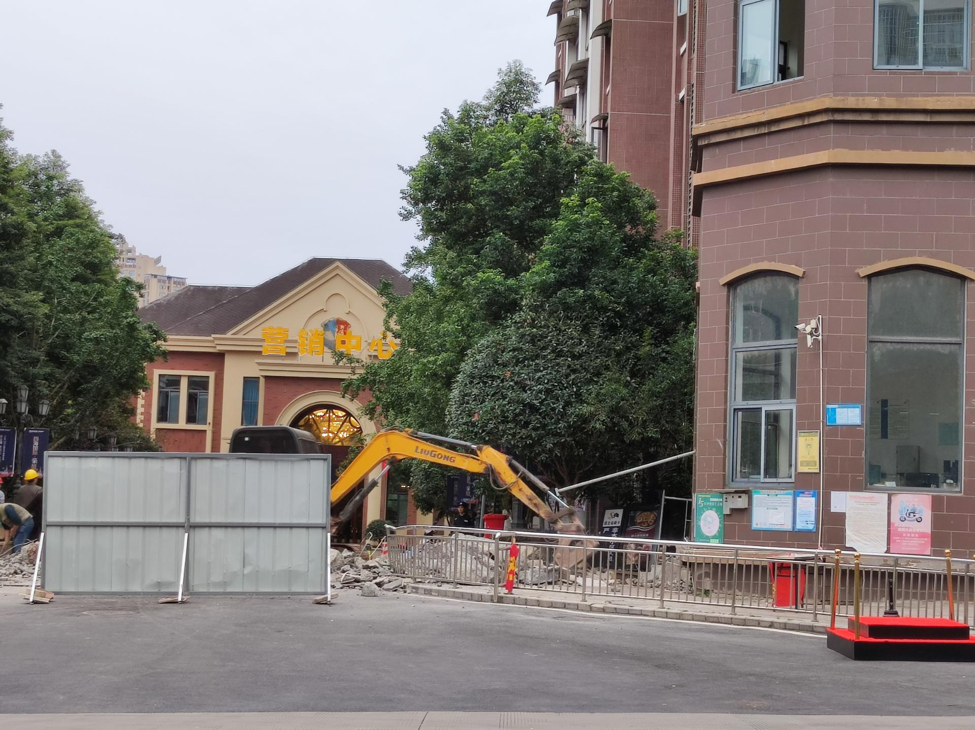 资阳三贤路四海国际大门又在施工,施工现场小区业主照常通行,感觉有点