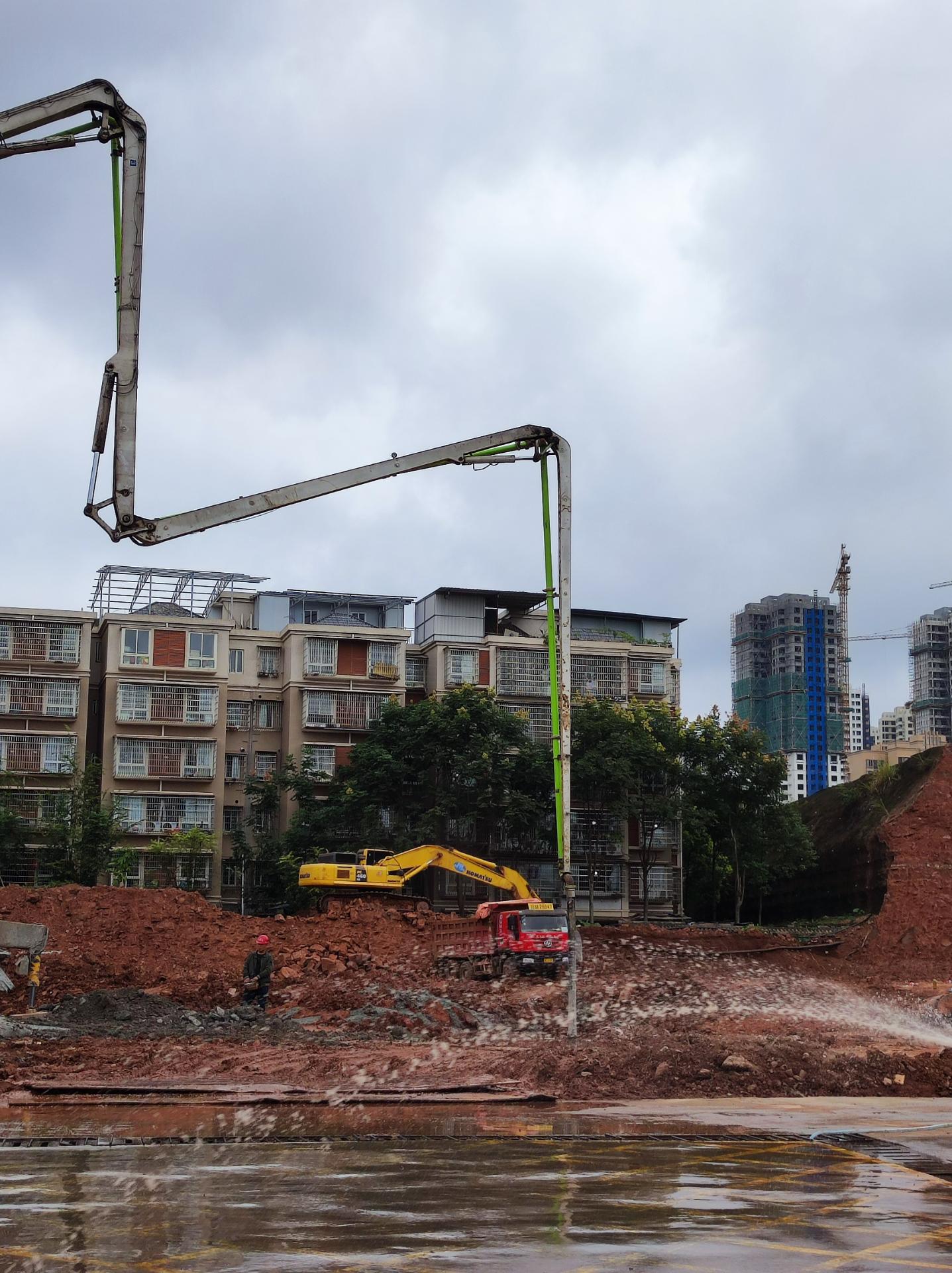 资阳三贤路旁的天翊·金宸府施工现场热闹非凡!