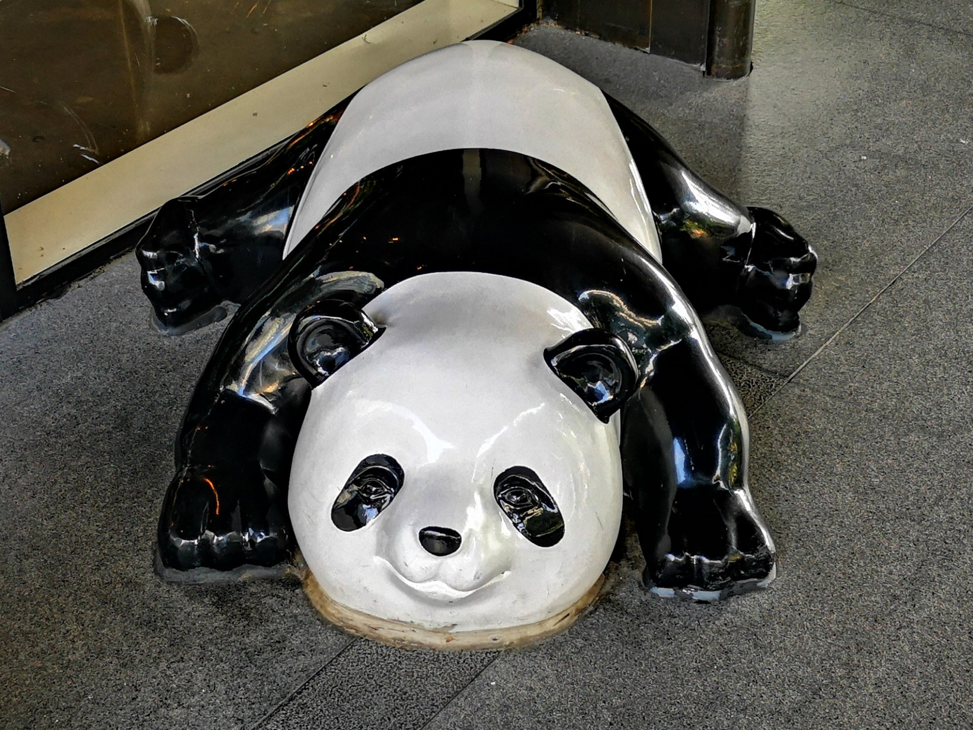 欣赏:憨态可掬的一组熊猫塑像