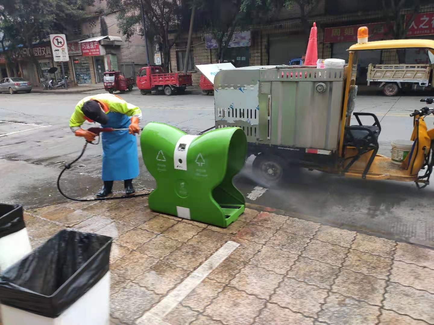 环卫工人清洗垃圾箱