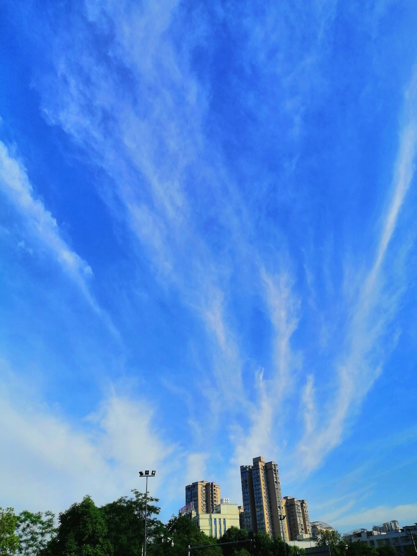 片片白云飘过蔚蓝色的天空,一幅幅天然画卷漫天飞舞!