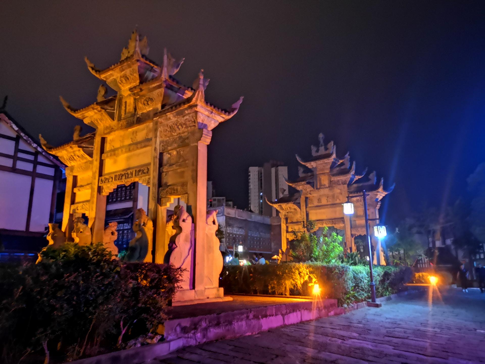 隆昌南牌坊夜景灯光闪烁,美美哒