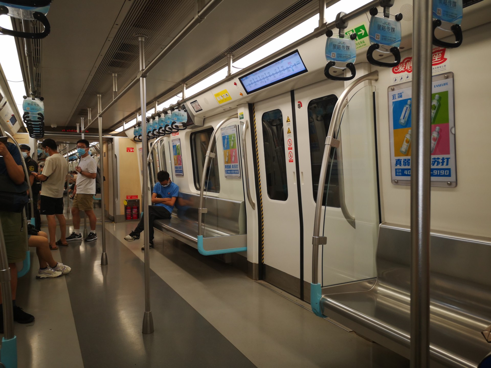 成都地铁乘车人少,响应号召无事不乱跑