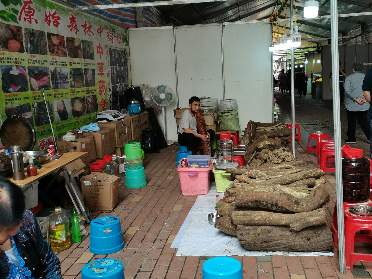 抽竹筒烟,以前也知道,并在贵州,云南看见过,裹的是叶子烟,而这个呢?