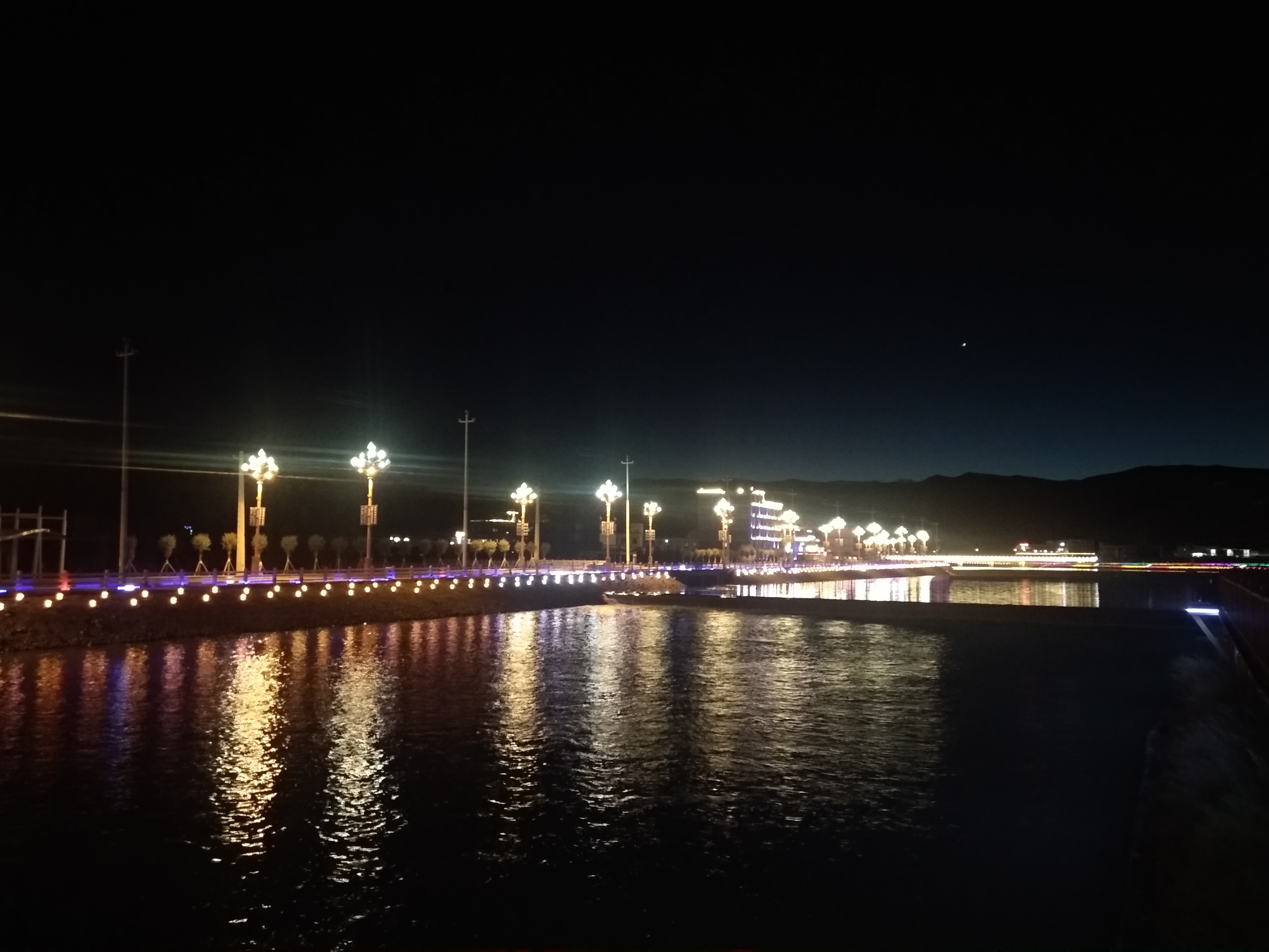 傍晚散步观夜景