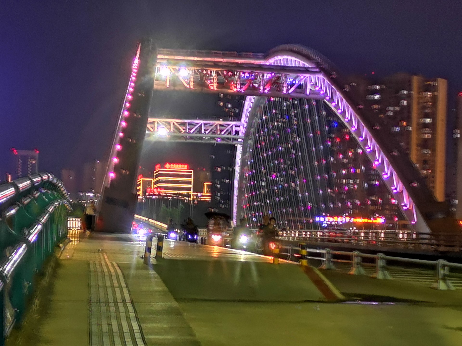 资阳平时沱三桥的夜景这般模样,没有节日里那么绚丽多彩