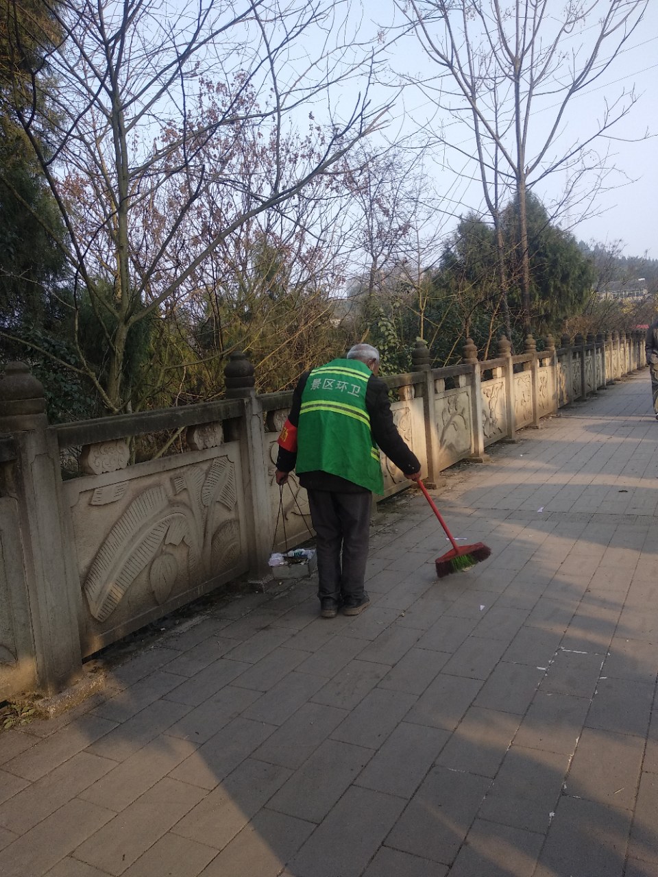 安岳紫竹公园腊月三十不打烊,环卫工人正在忙