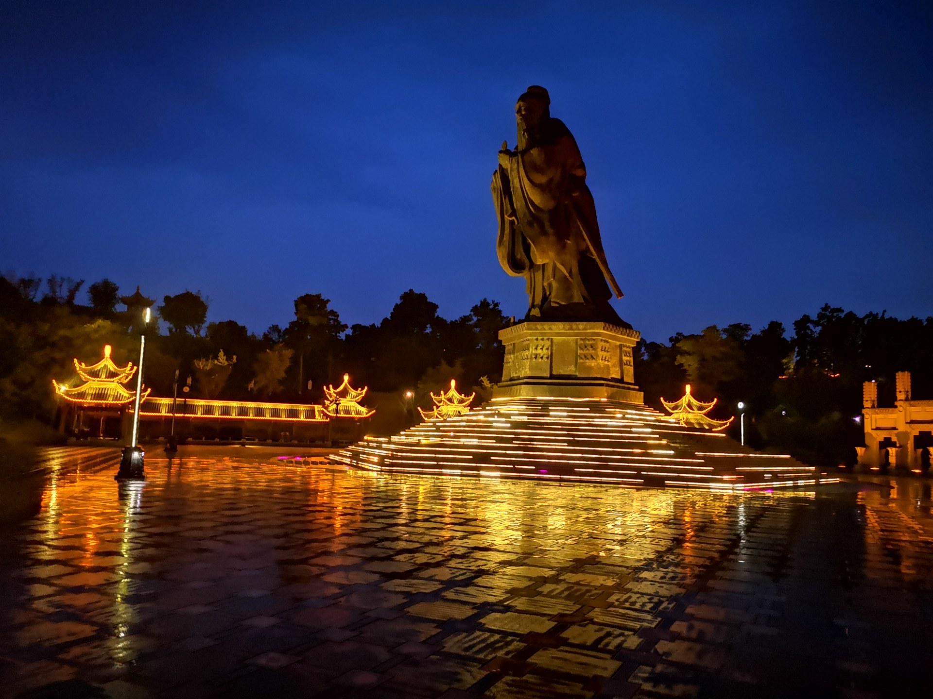 隆昌孔子公园的夜景太美了,让人看得依依不舍