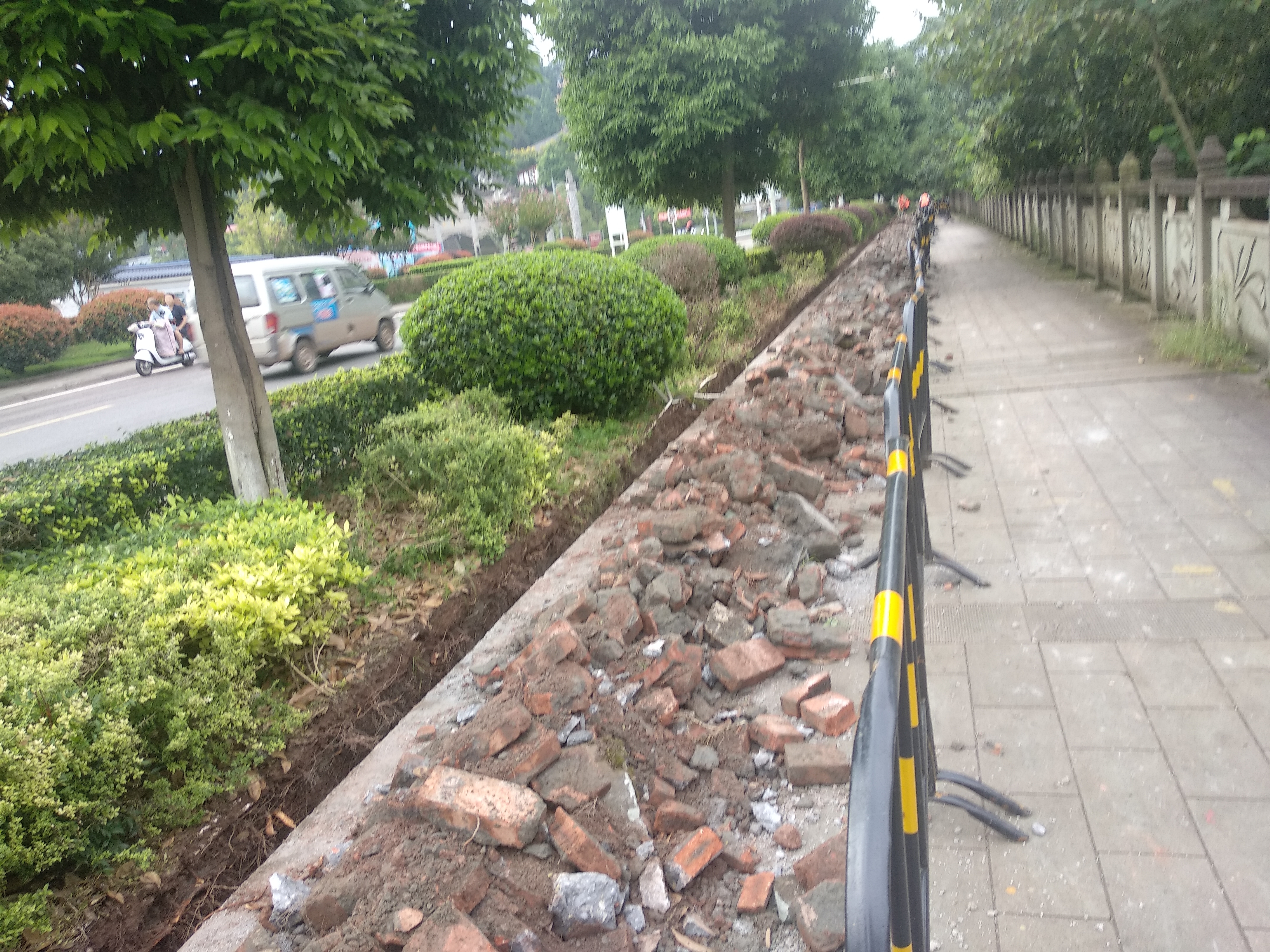 安岳圆觉洞廊道上,工人正在挖沟埋饮用水管,据说要埋几十公里