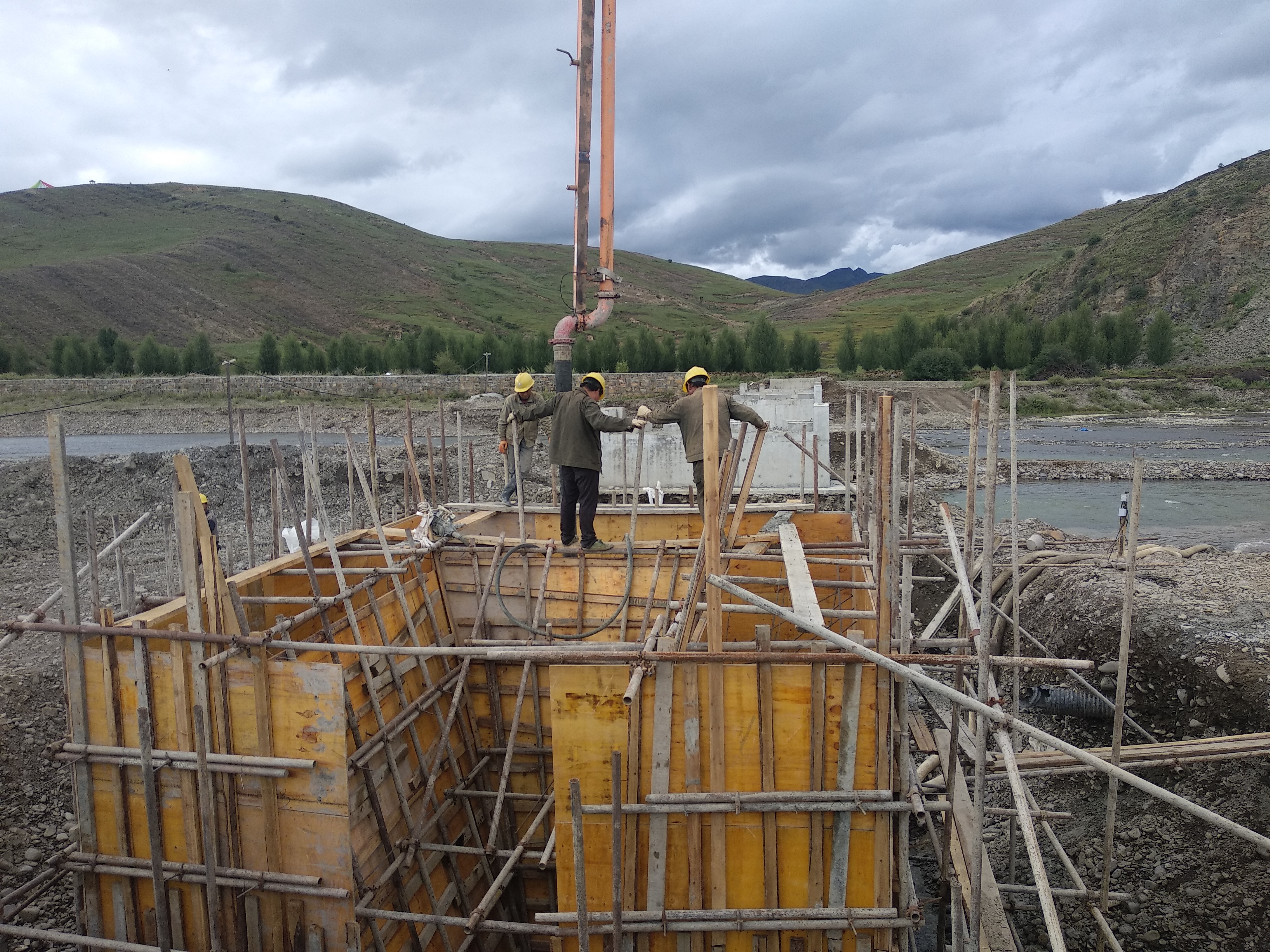 直观桥墩浇筑混凝土