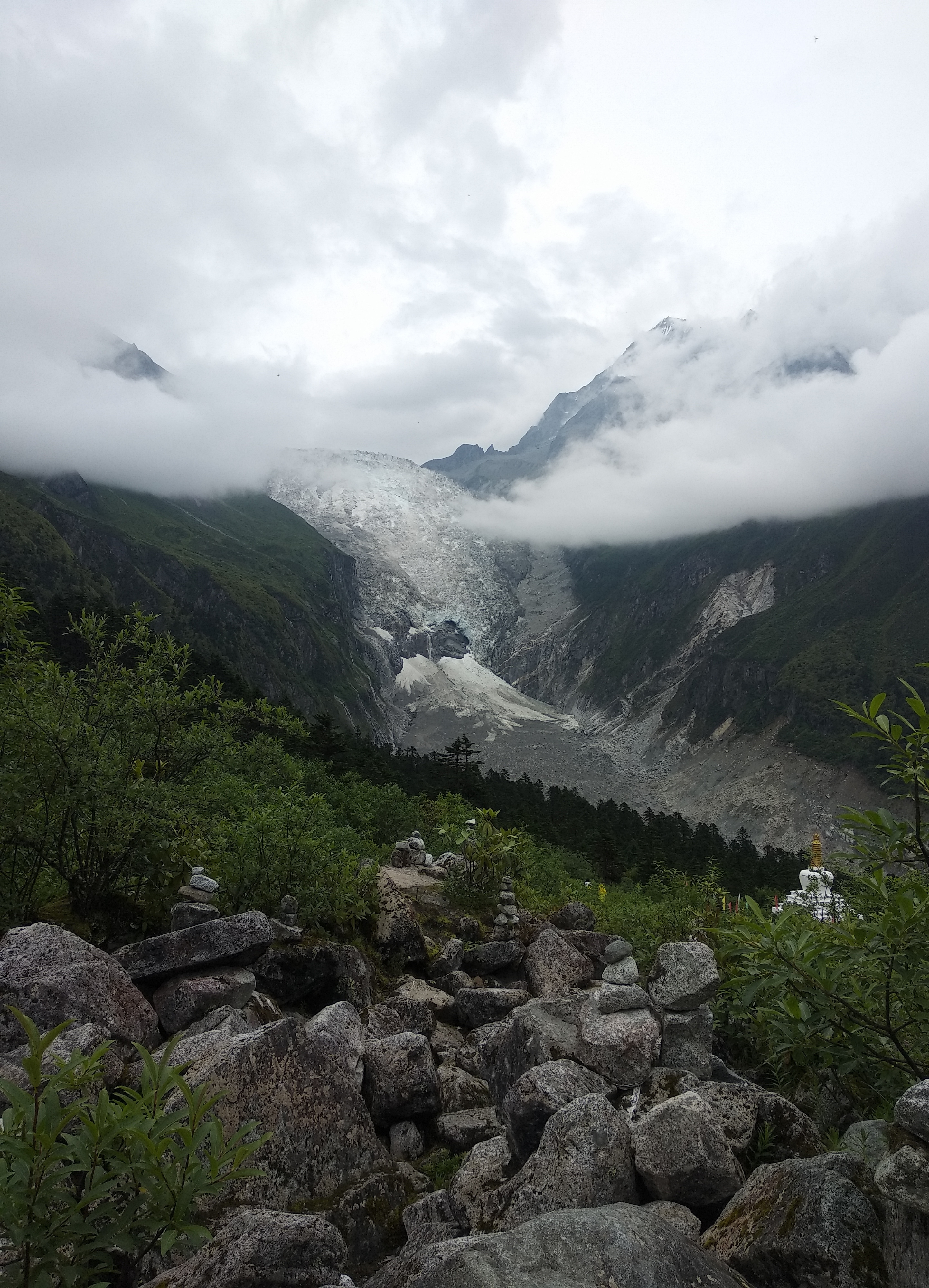 海螺沟风景区四号营地 "红石滩"站在高处观冰川,赏云雾