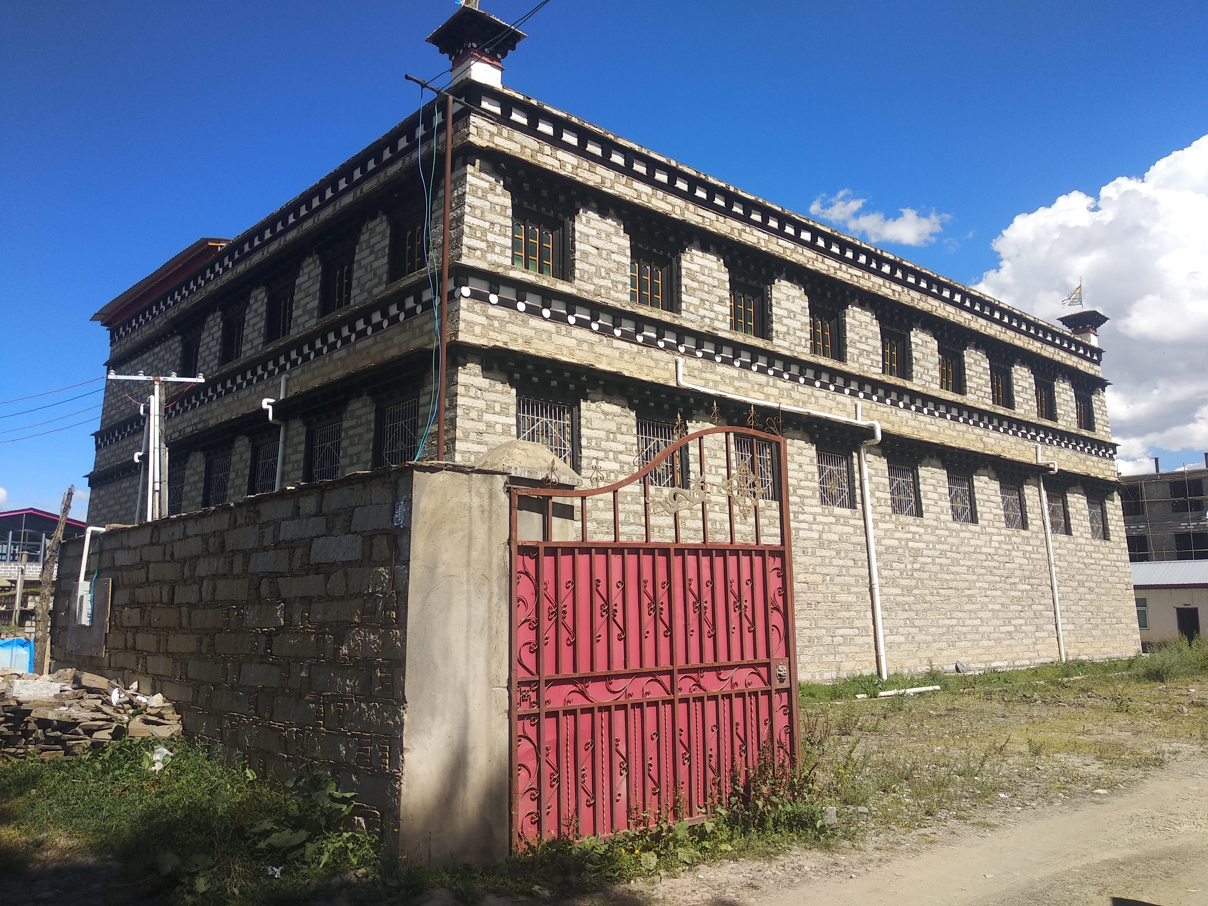 30从居住处出发,冒着烈日向中茹布村前行,观公路两侧居民修建的藏式