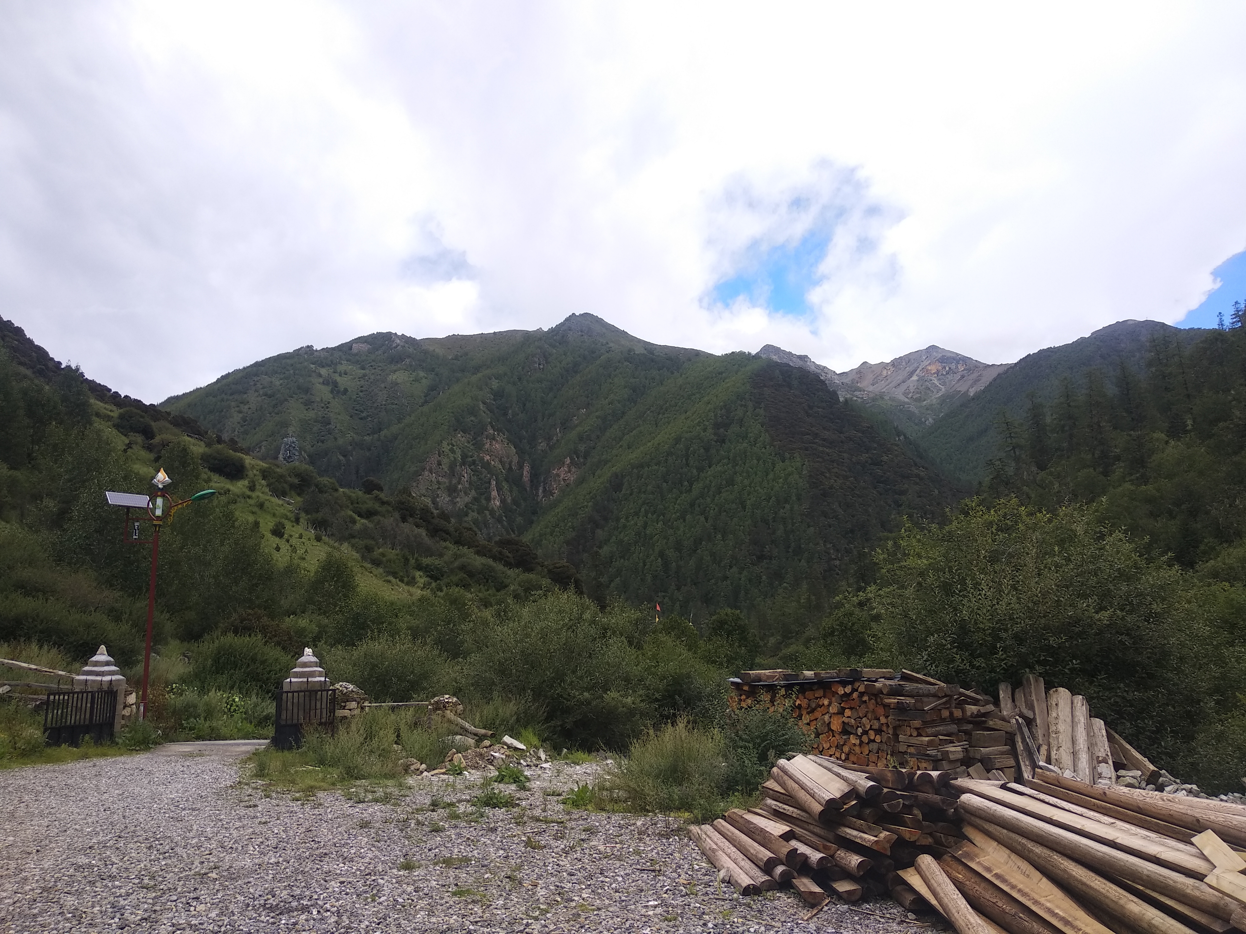 稻城亚丁风景区-亚丁村住民居观四周风景