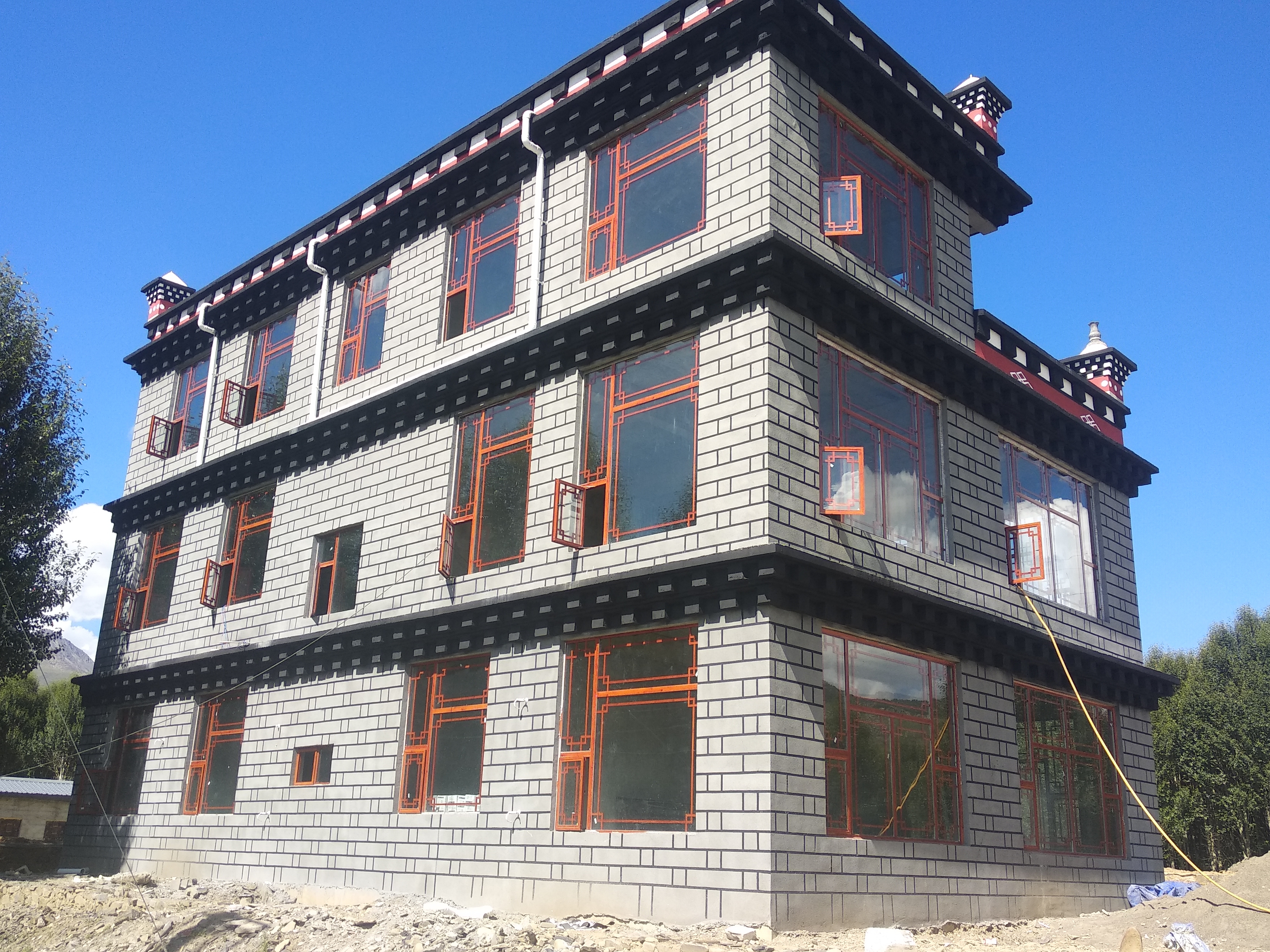 30从居住处出发,冒着烈日向中茹布村前行,观公路两侧居民修建的藏式