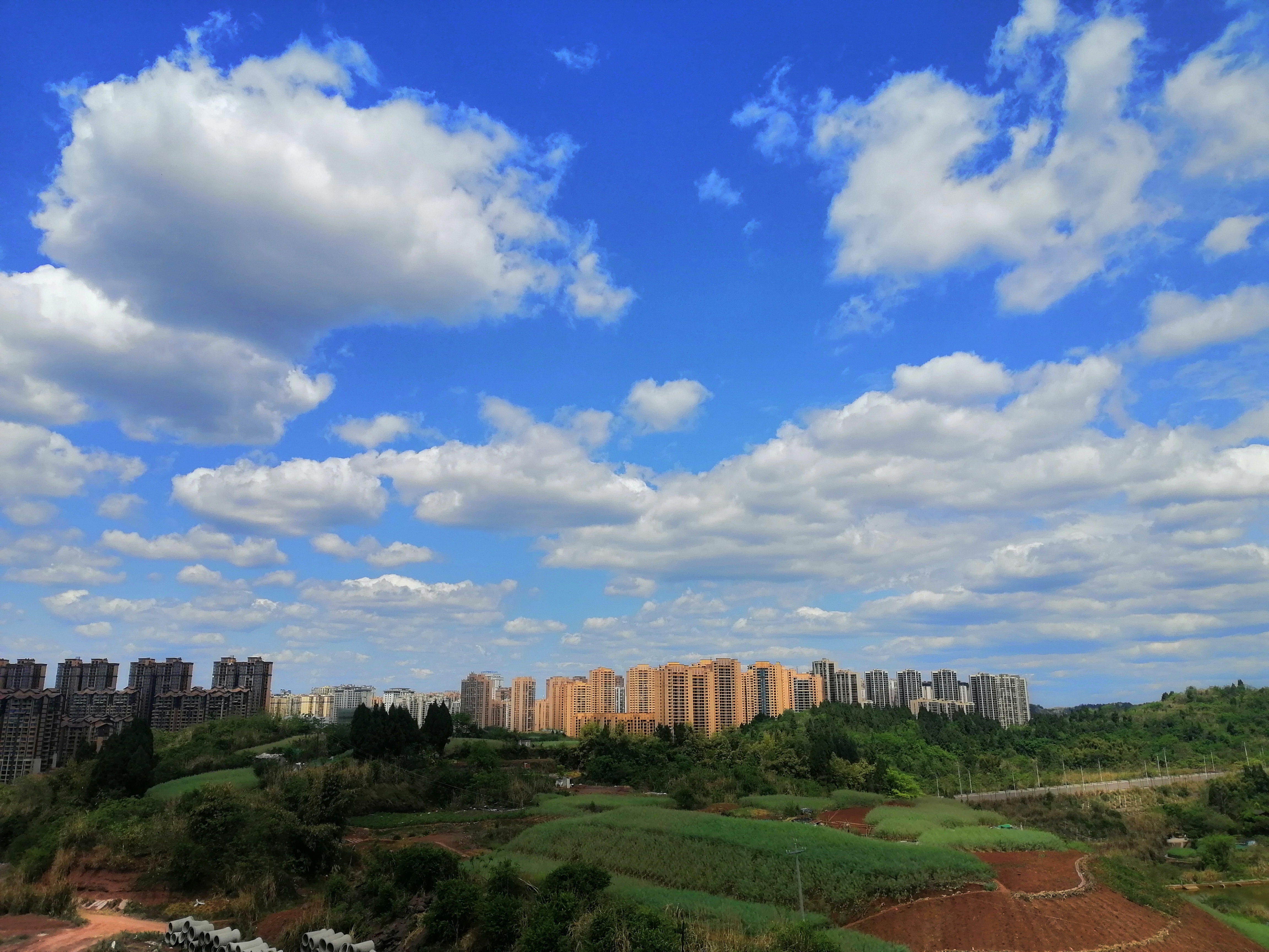 今天的天气好热太阳好大,但是晴空万里的蓝天白云非常漂亮