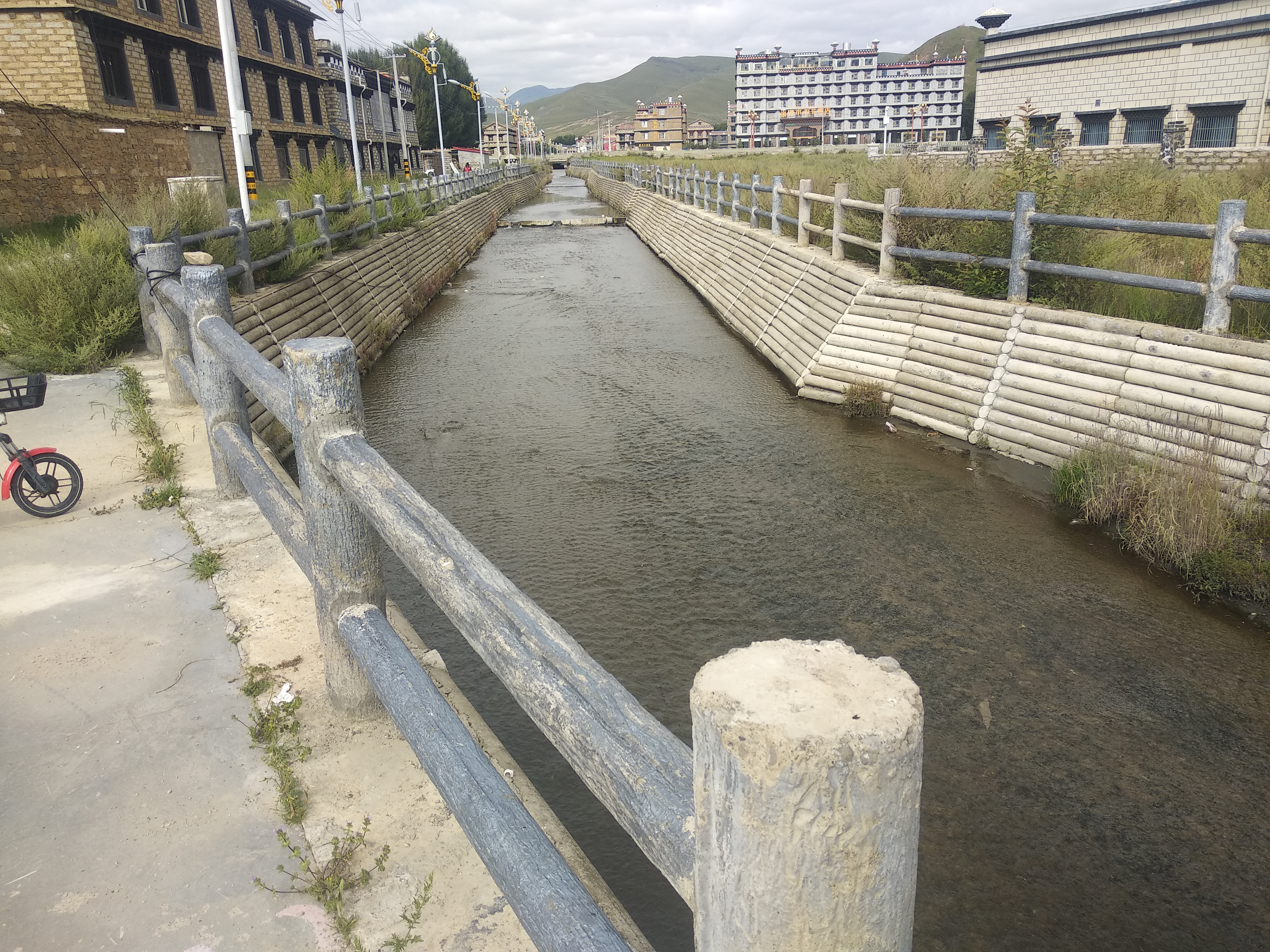 观县城中 小河流水